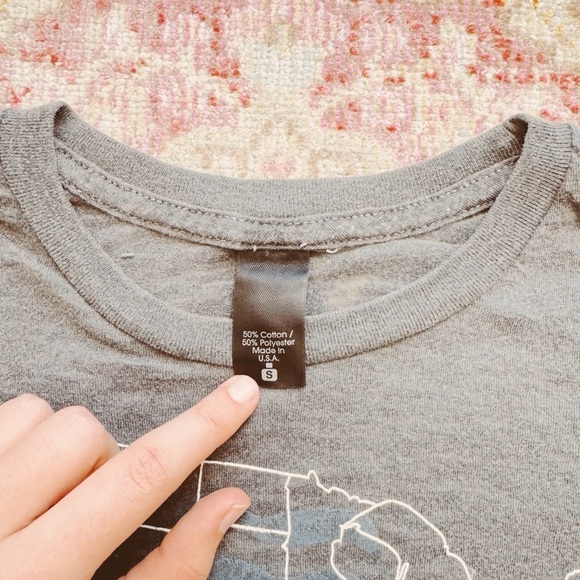 Woman’s Vintage Y2K T-Shirt - Picture 3 of 3